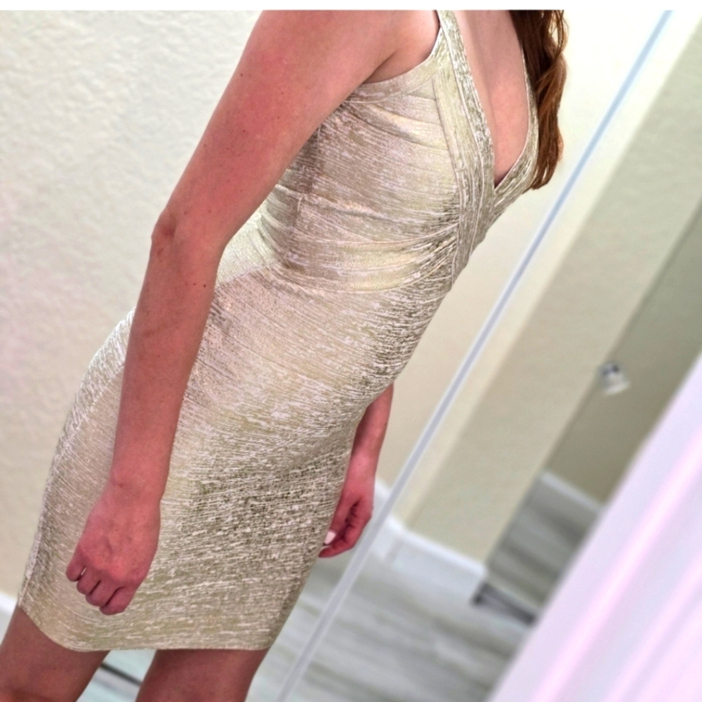 bebe dress. New. XS. Gold/White